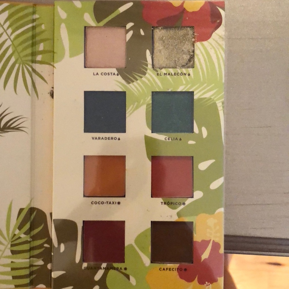 Alamar Reina del Caribe eyeshadow Palette